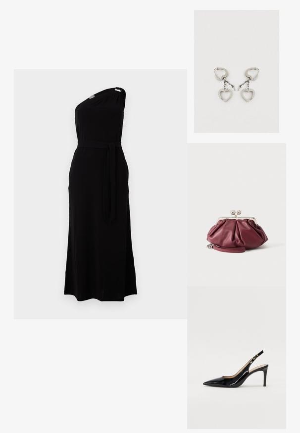 Schwarzes, einseitiges Kleid aus weichem Stoff. Mit einem Taillengürtel und einem seitlichen Schlitz, mit einem metallischen Akzent an der Schulter. Lange Länge.; Schwarz lackierte Slingback-Pumps mit spitzem Zehenbereich, schlankem Absatz und einem subtilen Ausschnittdesign. Verfügt über eine goldene Schnalle am Riemen.; Kleine bordeauxrote Leder-Clutch mit silbernem Metallverschluss und Handgelenksriemen auf weißem Hintergrund.; Silberne Metallohrringe mit einem herzförmigen Design und einer Kettenverbindung. Die Ohrringe verfügen über einen Klappverschluss für sicheren Halt.