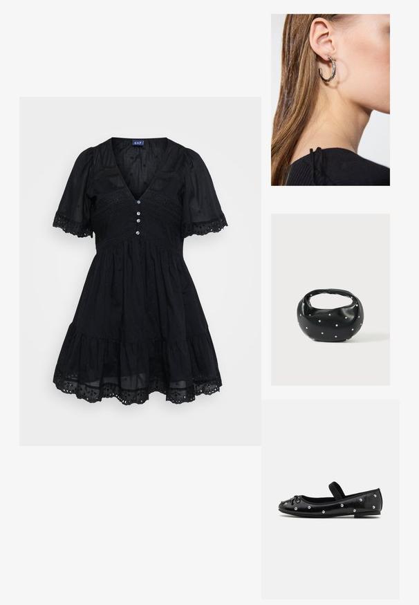 Vestido negro hecho de una tela liviana con un corpiño ajustado, mangas cortas abullonadas, escote en V, detalles de botones y acentos bordados en la falda.; Zapato plano de cuero negro con punta redonda, tachuelas decorativas plateadas y una correa elástica. Presenta una textura lisa y un tacón bajo.; Bolso de mano de cuero negro con forma redondeada, decorado con detalles de tachuelas plateadas y un asa corta. Textura lisa y cierre con cremallera.; Pendiente de aro de plata con un acabado pulido, que presenta pequeños detalles en dorado y una forma redonda, llevado en el lóbulo.