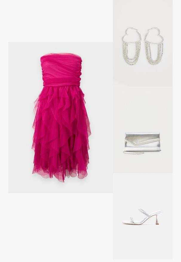 Robe bustier fuchsia avec corsage froncé et jupe en tulle à volants superposés, longueur genou avec un design texturé et volumineux.; Les sandales à talons argentés comportent deux brides ornées de perles, un bout pointu et un talon bloc de hauteur moyenne. Matière lisse et brillante avec un accent texturé.; Pochette argentée brillante avec rabat style enveloppe et garniture décorative, petite bandoulière chaîne argentée, sur fond clair uni.; Boucles d'oreilles en argent en forme de cœur, ornées de fils tombants de strass transparents pour plus d'éclat et de texture.