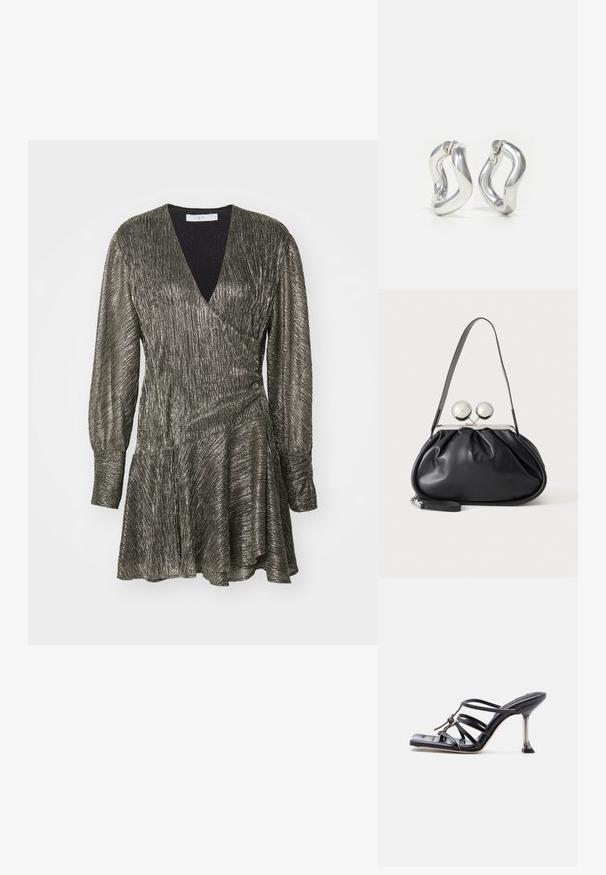 Robe enveloppante brillante en métal avec un décolleté en V profond, des manches longues et une jupe évasée. Présente un motif rayé vertical texturé en gris foncé.; Sandale à talon haut noire avec brides fines, bout carré et talon stiletto mince, présentant des brides qui se croisent et un nœud décoratif sur le dessus.; Sac à main en cuir noir avec un design plissé, une sangle unique, un cadre métallique argenté et deux grandes fermoirs ronds en argent.; Boucles d'oreilles créoles argentées avec un design torsadé. Bords arrondis et finition brillante. Fermoirs ouverts pour un port facile. Texture lisse sur toute la surface.