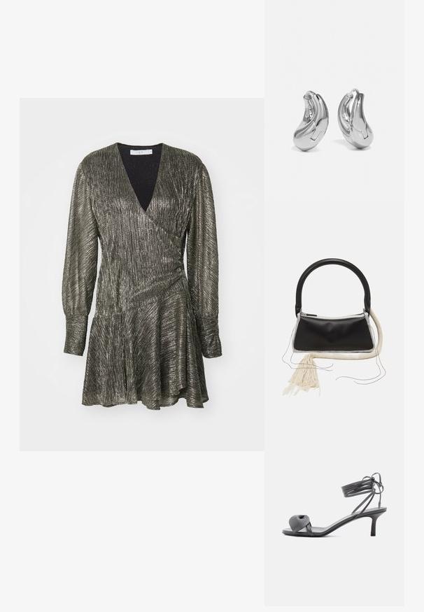 Glänzendes, metallicfarbenes Wickelkleid mit tiefem V-Ausschnitt, langen Ärmeln und ausgestelltem Rock. Es hat ein strukturiertes, vertikales Streifenmuster in Dunkelgrau.; Graue Leder-Pumps mit Absatz, verknotetem Riemen über den Zehen und Wickelriemen um den Knöchel auf schlankem, mittelhohem Absatz vor weißem Hintergrund.; Schwarze Ledertasche mit einem runden Griff, silbernem Reißverschluss, weißem Fellbesatz und einem langen cremefarbenen Quast, der vorne angebracht ist.; Silberne Creolen mit einer gebogenen, glänzenden Oberfläche und einem nahtlosen Design. Verfügt über einen Scharnierverschluss für sicheren Halt.