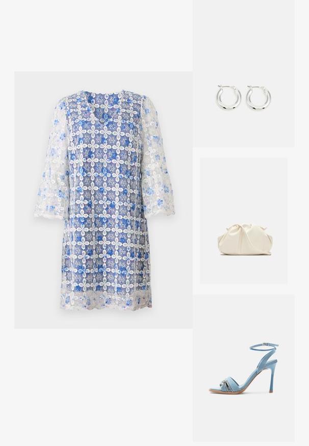 Spitzenkleid mit einem blauen floralen Muster und aufwendiger weißer Stickerei, einem V-Ausschnitt und dreiviertellangen Ärmeln.; Hellblaue Denim-Sandale mit hohem Absatz, Knöchelriemen, offenen Zehen und silbernem Reißverschluss sowie Charme-Detail am Vorderriemen.; Weiche, cremefarbene Leder-Clutch mit gerafftem Design und einem dünnen Schulterriemen, der vorne auf einem schlichten Hintergrund liegt.; Silberne Creolen mit glänzender Oberfläche, die eine kreisrunde Form haben und mit einem schwenkbaren Verschluss ausgestattet sind. Glatte Textur mit minimalen Details.