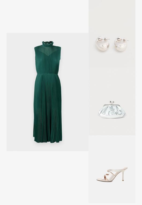 Grünes plissiertes Kleid mit einem hohen, Rüschenausschnitt, ärmellosem Design, fließendem Stoff und einer mittellangen Silhouette. Glatte, strukturierte Oberfläche.; Beiger High-Heeled Mule mit spitzer Schuhspitze, schlankem Stilettabsatz und drei breiten Lederriemen über dem Fuß.; Kleine silberne Metallic-Clutch mit gerundetem, gerafftem Design und einem Verschluss mit zwei silbernen Kugeln.; Paar glänzende silberne dicke Creolen mit Stecker-Verschlüssen auf weißem Hintergrund.