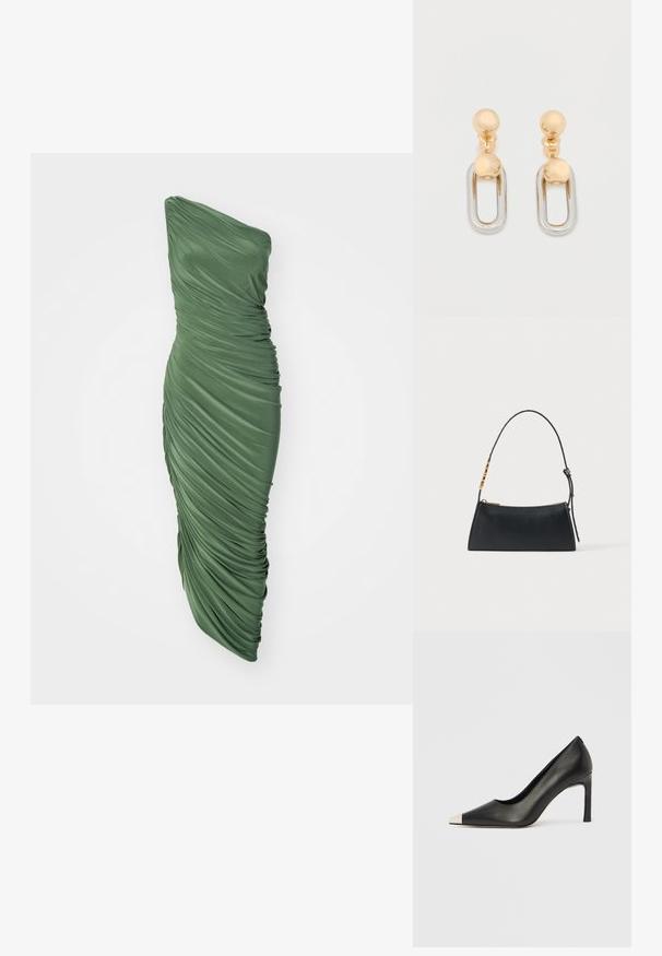 Grünes, einseitig trägerloses Kleid aus gerafftem, strukturiertem Stoff, das eine figurbetonte Silhouette hat, die bis zum Saum fließt.; Schwarzer Lederschuh mit hohem Absatz, spitz zulaufender Zehenpartie und metallischer silberner Spitze. Verfügt über eine glatte Oberfläche und einen schlanken 10 cm hohen Absatz.; Schwarze Lederhandtasche mit goldenem Reißverschluss und verstellbarem Riemen mit goldenen rechteckigen Details auf weißem Hintergrund.; Gold- und Silberohrringe mit einer kugelförmigen Oberseite und einem länglichen, ovalen hängenden Element mit glänzender Oberfläche.