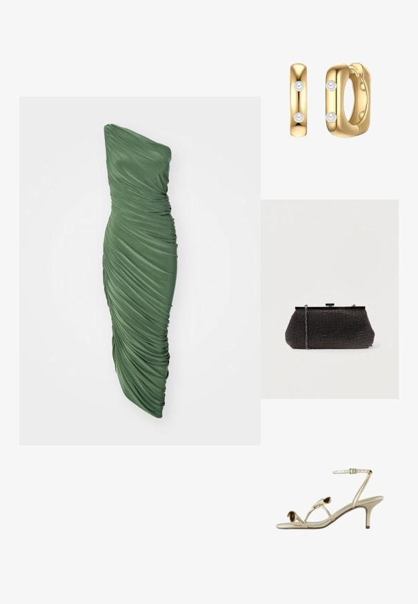 Groene, een-schouder jurk van geplooide, gestructureerde stof, met een aansluitende silhoët die naar de zoom toe vloeit.; Beige sandaal met bandjes, een lage kittenheel en een enkelgesp, leren bloemvormige versieringen op de teen- en middenvoetbandjes.; Zwarte mesh clutchbag met een gestructureerde silhouette, versierd met kleine metalen studs, heeft een sluiting met een klapmechanisme en een afneembare kettingriem.; Gouden oorbellen in de vorm van hoepels met een gepolijste afwerking, versierd met drie kleine parels aan de voorkant, die een afgerond, eigentijds ontwerp uitstralen.