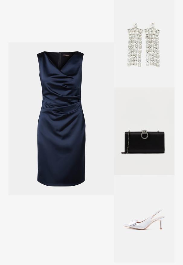 Robe en satin marine avec un décolleté en V, sans manches, avec des détails froncés à la taille et une fermeture éclair discrète au dos.; Escarpins à bride arrière en satin blanc avec bout pointu et talon fin. Présentent un nœud décoratif à l'avant et une texture lisse.; Pochette en satin noir avec une fermeture circulaire en métal argenté ornée de strass, dotée d'une chaîne amovible.; Boucles d'oreilles en cristal avec des accents en métal argenté, ornées de plusieurs pierres taillées en rectangles et carrés disposées en rangées en cascade.