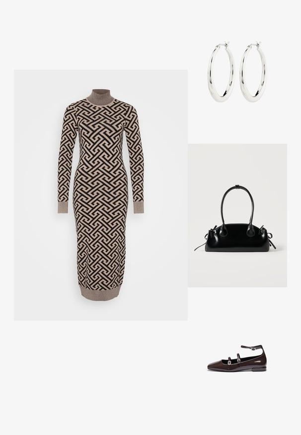Lang, tætsiddende kjole i et geometrisk mønster i beige og sort, med en ribbestrikket turtleneck og manchetter, lavet af et strikket, struktureret stof.; Brune patentlæder flade sko med spids tå, der har to justerbare stropper og sølvspænder samt en lav, firkantet hæl.; Lille sort blank håndtaske med to lange håndtag og snøre-detaljer i siden på en ensfarvet lys baggrund.; Sølvøreringe i form af hoops med en glat, blank finish. Cirkulær form, der har en sikker lås. Simpelt og elegant design.