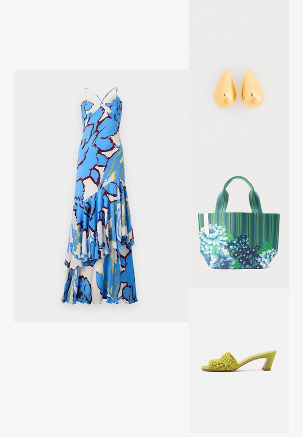 Bloemen maxi jurk met een blauw-wit patroon, gedraaide bandjes en gelaagde ruches. Gemaakt van lichtgewicht stof met een vloeiende uitstraling.; Open teen mulehak in limoengroen met gevlochten leren bovenwerk en een blokhak van middelhoogte tegen een effen achtergrond.; Tote tas met groene en blauwe verticale strepen, met grote blauw-witte bloemmotieven en twee korte handvatten.; Gouden druppelvormige oorbellen met een gladde, gepolijste oppervlakte en ronde onderkanten, die het licht weerkaatsen met een glanzende afwerking.