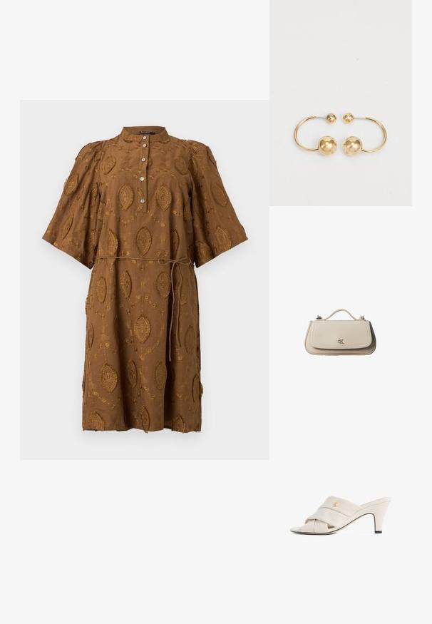 Brun knælængde kjole med broderede ovale mønstre, korte vide ærmer, knappet foran og tyndt bindebånd i taljen.; Beige højhælede mules med et snoet læderstropdesign, åben tå og præget logoaccent. Hælen har en sort spidsdetalje.; Lille beige læderhåndtaske med top håndtag og sølv CK-logo på frontklap, vist mod en hvid baggrund.; Guldtonet metaløreringe med et cirkulært design, der har to kugler; en større og tekstureret kugle samt en mindre poleret kugle øverst.