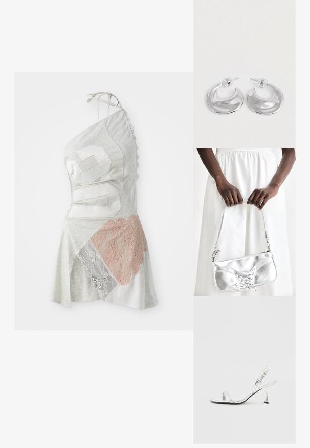 Het asymmetrische jurkje heeft grijze stof met een patchworkontwerp, waaronder witte en lichtroze kantaccenten en een groot wit nummer 26.; Zilveren gepatineerde leren slingback sandalen met hoge hak, een smalle teband, een verstelbare gesp en een slanke hak.; Zilveren metalen handtas met vetersluiting, met een strak ontwerp en een korte schouderriem. De tas wordt vastgehouden in de handen, waardoor de textuur goed tot zijn recht komt.; Een paar gepolijste zilveren halve maanvormige creolen met heldere plastic achterkanten op een witte ondergrond.