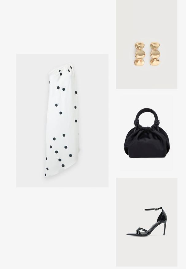 Robe blanche asymétrique à une épaule avec pois noirs, ourlet asymétrique et détail froncé à l'encolure sur fond uni.; Sandale à talon haut en cuir verni noir avec fine bride à la cheville, bout ouvert et design minimaliste sur fond clair uni.; Sac à main en tissu noir doux avec haut froncé et poignées circulaires rembourrées nouées de chaque côté.; Boucles d’oreilles pendantes ton or avec trois segments irréguliers, lisses et arrondis empilés verticalement sur un fond clair uni.
