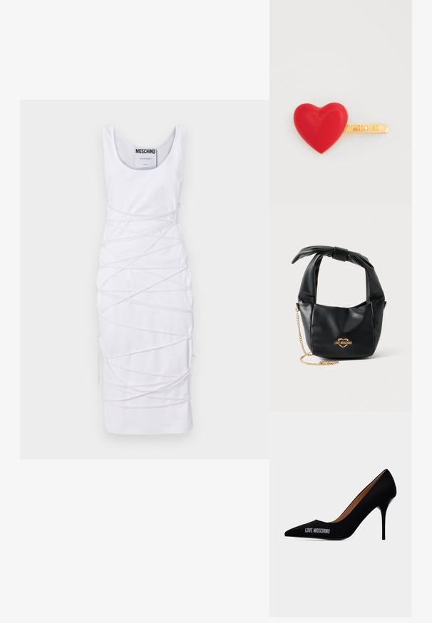 Witte mouwloze jurk met een ronde halslijn, kenmerkend door een uniek ontwerp van gedraaide stofaccenten en zijopeningen voor extra detail.; Zwarte spitse naaldhak met de tekst "LOVE MOSCHINO" aan de buitenzijde en een soepel instapontwerp.; Zwarte zachte leren Love Moschino handtas met geknoopt handvat en gouden kettingriem op een witte achtergrond.; Rode haarspeld in hartvorm met een glanzende afwerking, voorzien van een metalen clip in goudkleur gegraveerd met "Moschino." Gestructureerd oppervlak en gladde randen.