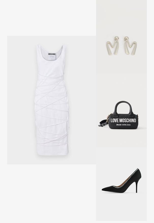 Hvid ærmeløs kjole med rund halsudskæring, der har et unikt design med snoede stofdetaljer og sideslids for ekstra detalje.; Sort spids højhælet sko med stiletthæl og "LOVE MOSCHINO" tekstkant langs åbningens kant, sidevisning på hvid baggrund.; Lille sort Love Moschino håndtaske med to håndtag, hvid tekst "Love Moschino Made with love," og en justerbar skulderrem.; Par sølvtonede metaleøreringe formet som den kantede bogstav M med runde fester på en hvid baggrund.