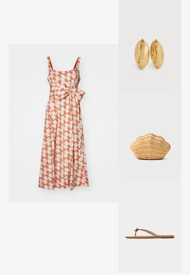 Witte midi-jurk met bloemenprint, met rode en groene palmenbladpatronen, dunne banden en een riem in de taille voor extra vorm.; Beige platte sandaal met dunne dubbele teen- en zijklittenbandjes en een klein metalen sierstukje vlak bij de teenpost.; Geweven rotan handtas in de vorm van een sint-jakobsschelp met natuurlijke lichtbruine kleur en afgeronde, gestructureerde randen.; Een paar gepolijste oorbellen van goudkleurig metaal met een dik, licht ovaal, robuust ontwerp en scharnierklemmen op een witte achtergrond.
