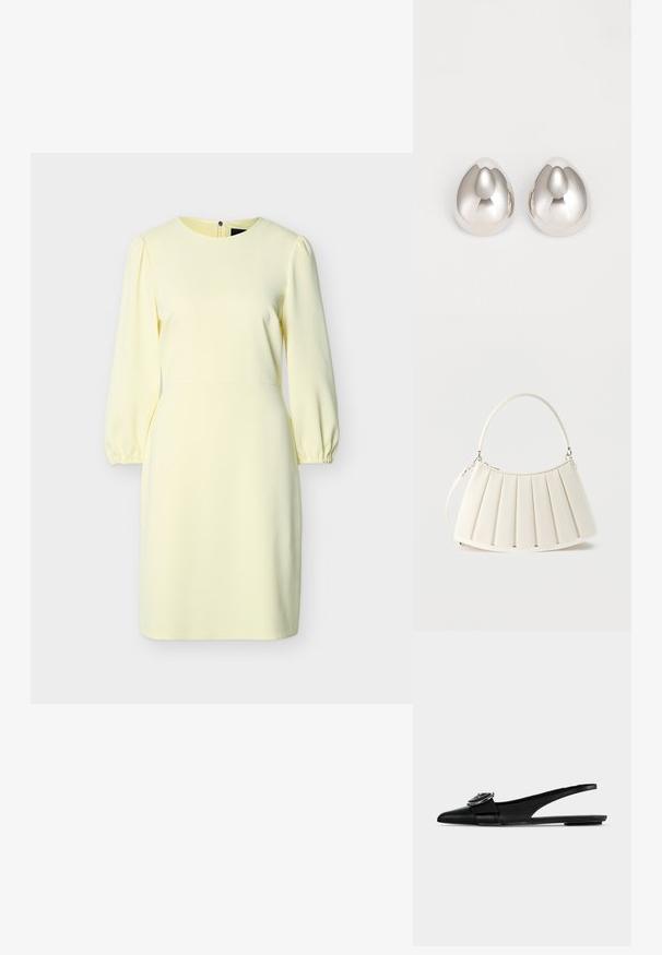Robe jaune pâle jusqu'aux genoux avec manches longues bouffantes, encolure ronde, poignets élastiques et fermeture éclair au dos.; Ballerine slingback en cuir noir à bout pointu, avec une large bride et une boucle métallique ronde sur le dessus.; Sac à épaule blanc plissé avec poignée supérieure incurvée et bandoulière détachable, orné d'un logo en relief subtil sur le devant.; Boucles d'oreilles en métal argenté avec un design lisse et arrondi ressemblant à la forme d'une goutte d'eau, présentant une surface réfléchissante et une finition sans couture.