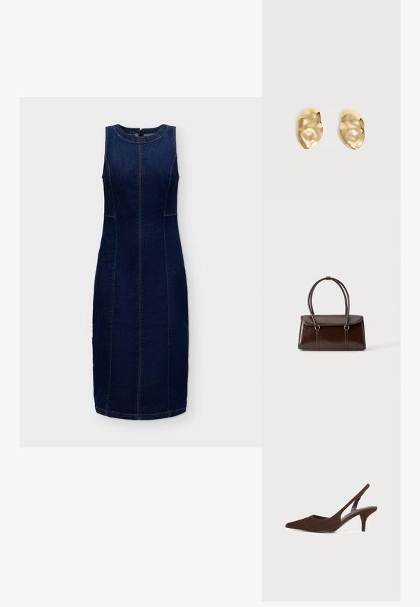 Robe en denim bleu foncé sans manches avec encolure ronde, coutures apparentes et ourlet au genou, présentée sur un fond uni.; Escarpin slingback en daim brun foncé avec bout pointu et talon kitten sur un fond clair uni.; Sac à main en cuir brillant marron foncé avec un corps rectangulaire structuré et deux longues anses arrondies sur un fond clair uni.; Paire de boucles d'oreilles en métal doré brillant, de forme irrégulière, avec une surface froissée et lisse sur un fond clair uni.
