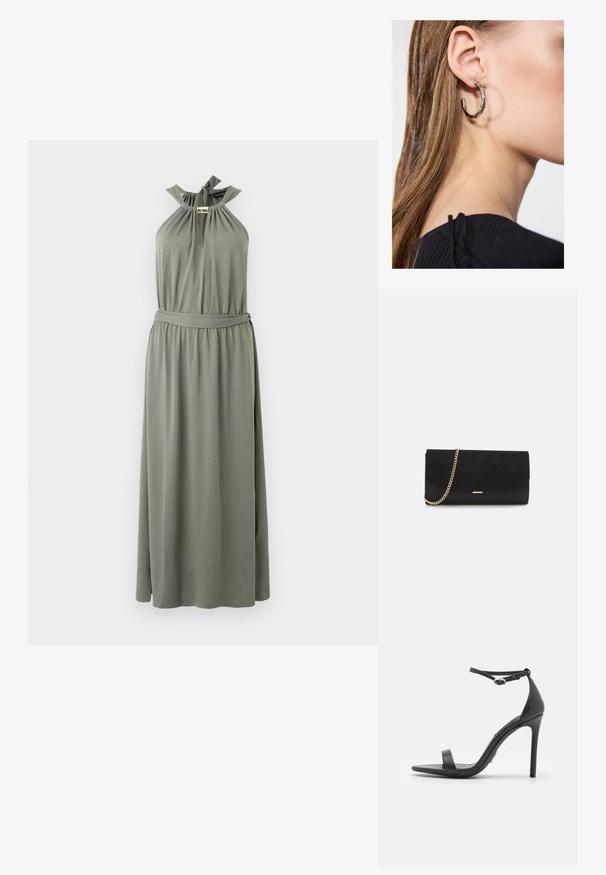 Robe dos nu couleur vert olive avec encolure froncée, accent doré et ceinture assortie en tissu à la taille, style longueur genou.; Sandales noires à talons hauts avec un orteil ouvert, des fines lanières et une boucle à la cheville. Texture en cuir lisse avec un design de forme pointue.; Porte-monnaie noir en daim avec une finition texturée, doté d'une chaîne dorée et d'un design épuré et angulaire.; Boucle d'oreille en argent avec une finition polie, présentant de petits détails en or et de forme ronde, portée sur le lobe.
