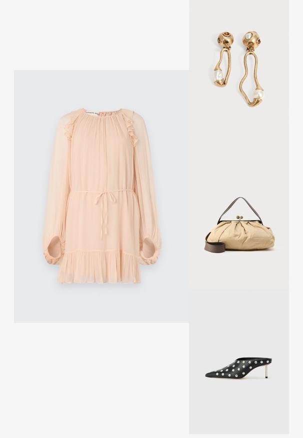 Lys ferskenfarvet langærmet kjole med flæse-detaljer, blød tekstur, løs pasform, snoreliv og udflaret kant. Har samlet ærmer.; STAND STUDIO KELSEY - Mules med hæl - black; Beige stofpose med et samlet design, brunt læderhåndtag og to runde metal-lukninger øverst. Justerbar brun rem medfølger.; Øreringe i guldtone med uregelmæssige åbne former, hver med en perle i bunden og ædelstensdetaljer på de runde nitter.