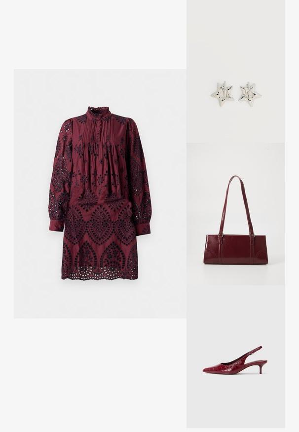 Bordeauxkjole med lange ærmer, plisseret foran, flæsekrave og intrikate sorte broderimønstre. Øjeudskæringer langs kanten.; Bordeaux læder slingback pumpe med krokodillestruktur, spidse tæer, justerbar spænde rem og lav kitten hæl på en hvid baggrund.; Bordeaux håndtaske lavet af glansfuldt materiale, rektangulær form, med to skulderremme og subtile buede detaljer på forsiden.; Sølv stjerneformede øreringe med en glat, poleret finish på en ensfarvet hvid baggrund.