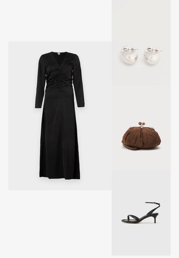 Schwarzes langärmeliges Kleid mit V-Ausschnitt, mit gerafften Details an der Taille und einem Seitenschlitz, aus einem glatten, leichten Stoff gefertigt.; Schwarze Ledersandale für Damen mit dünnen Riemchen, einer Zehenlasche, einer Knöchelschnalle und einem mittelhohen Stöckelabsatz vor neutralem Hintergrund.; Weiche braune Wildleder-Handgelenktasche mit silbernem Metallrahmen und runden braunen Verschlusskugeln auf schlichtem hellem Hintergrund.; Paar glänzende silberne dicke Creolen mit Stecker-Verschlüssen auf weißem Hintergrund.