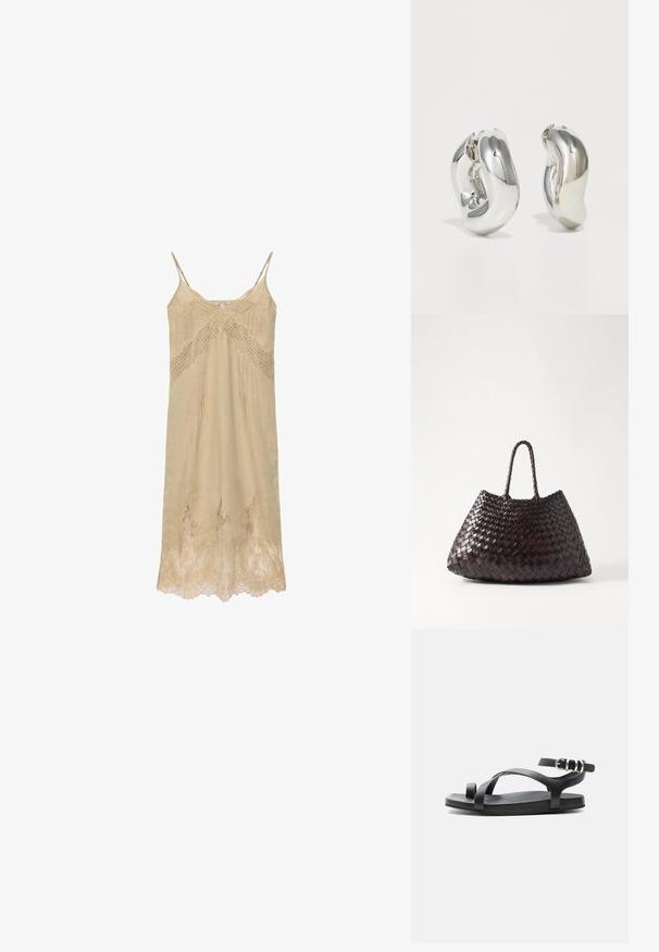 Robe nuisette beige avec fines bretelles, bordure en dentelle le long du décolleté, détail en dentelle croisée sur la poitrine et ourlet en dentelle.; Sandale plate noire avec une fine boucle d'orteil, des brides croisées et une bride de cheville ajustable avec boucle argentée, présentée sur un fond uni.; DRAGON DIFFUSION SANTA CROCE BIG - Sac à main - dark brown; Boucles d'oreilles sculpturales en argent avec des formes douces et courbes et des surfaces réfléchissantes. Présentent un design de boucle fermée et une forme organique distincte.