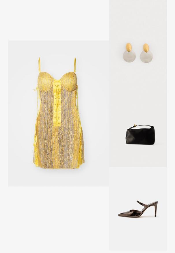 Robe jaune et grise avec un bustier ajusté, un devant à lacets et des liens sur les côtés. Présente un motif texturé et des bretelles fines et ajustables.; Mule à talon haut marron foncé brillant à bout pointu avec une fine bride sur le coup de pied sur fond blanc uni.; Pochette en satin noir avec une forme arrondie, une anse supérieure et un fermoir en doré. Texture lisse avec un design minimaliste.; Boucles d'oreilles en métal doré et argenté avec une base en disque rond et une pièce supérieure ovale, texture lisse et finition polie.