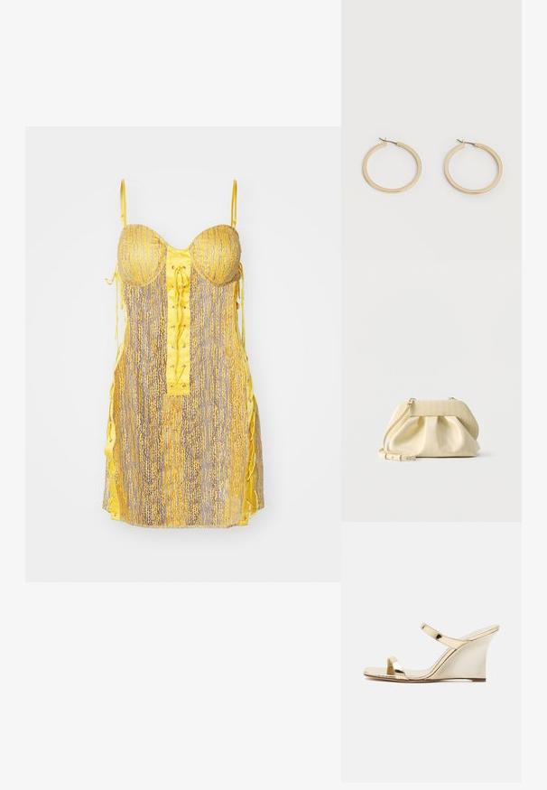 Gelbes und graues Kleid mit tailliertem Oberteil, Schnürung vorne und seitlichen Bändern. Es hat ein strukturiertes Muster und dünne, verstellbare Träger.; Glänzende goldene Keilsandale mit zwei dünnen Riemen über dem Fuß und einem gebogenen Absatz, seitlich auf weißem Hintergrund dargestellt.; Kleine hellgelbe Lederhandtasche mit geraffter Vorderseite, goldfarbenen Beschlägen und verstellbarem Schulterriemen vor weißem Hintergrund.; Paar mittelgroße, glatte Creolen in Goldton mit Scharnier-Verschlüssen auf einem einfarbigen hellen Hintergrund.