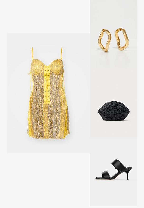 Robe jaune et grise avec un bustier ajusté, un devant à lacets et des liens sur les côtés. Présente un motif texturé et des bretelles fines et ajustables.; Sandale mule en cuir noir avec deux larges brides et un talon stiletto fin de hauteur moyenne sur un fond clair uni.; Sac à main en osier noir en forme de coquille Saint-Jacques avec un dessus courbé et une texture tressée sur un fond uni.; Boucles d'oreilles en forme de cerceau de couleur dorée avec une forme courbée et irrégulière et une texture lisse et polie. Aucun matériel ou accent visible.