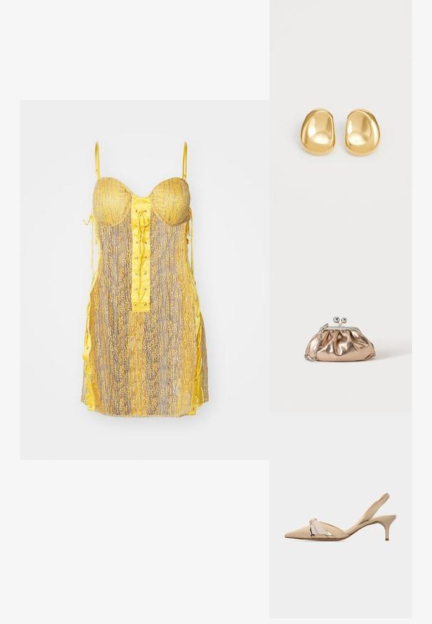 Gelbes und graues Kleid mit tailliertem Oberteil, Schnürung vorne und seitlichen Bändern. Es hat ein strukturiertes Muster und dünne, verstellbare Träger.; Beiger Slingback-Kitten-Heel mit spitzer Zehenpartie, dekorativem Knotendetail am Obermaterial und niedrigem, schlankem Absatz.; Kleine goldene Metallic-Clutch mit silbernem Verschluss und Kettengurt auf einfachem hellem Hintergrund.; Goldfarbene Ohrstecker mit einer glatten, runden Form und einer reflektierenden Oberfläche, die ein minimalistisches Design ohne sichtbare Muster zeigen.