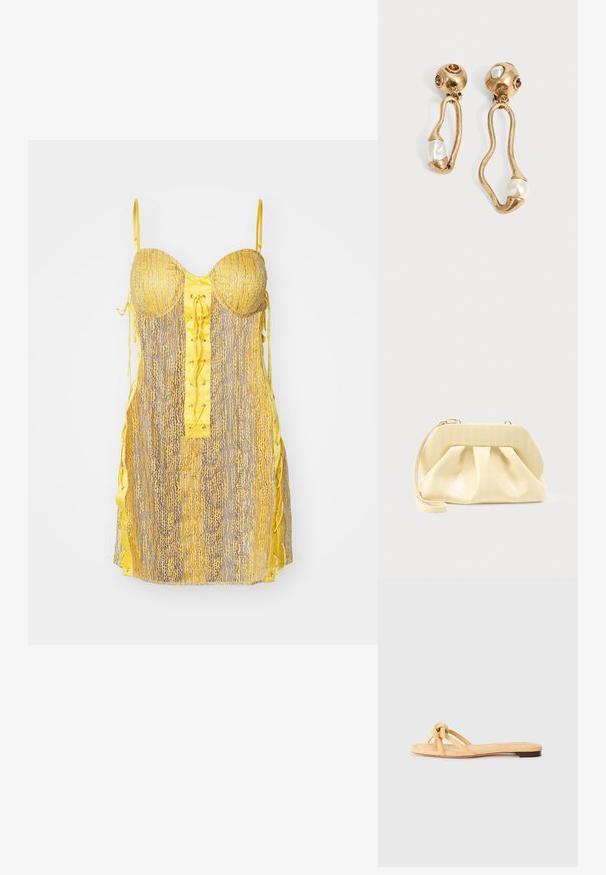 Gelbes und graues Kleid mit tailliertem Oberteil, Schnürung vorne und seitlichen Bändern. Es hat ein strukturiertes Muster und dünne, verstellbare Träger.; Gelbe gewebte flache Sandale mit zwei überkreuzten Riemen, einem geknoteten Detail an der Vorderseite und einer niedrigen, braunen Sohle.; Beige-farbene Leder-Clutch mit einem festen oberen Rahmen und einem Handgelenkriemen, präsentiert vor einem schlichten hellen Hintergrund.; Ohrringe in Goldton mit unregelmäßigen offenen Formen, jeweils mit einer Perle am unteren Ende und Edelsteindetails an den runden Steckern.