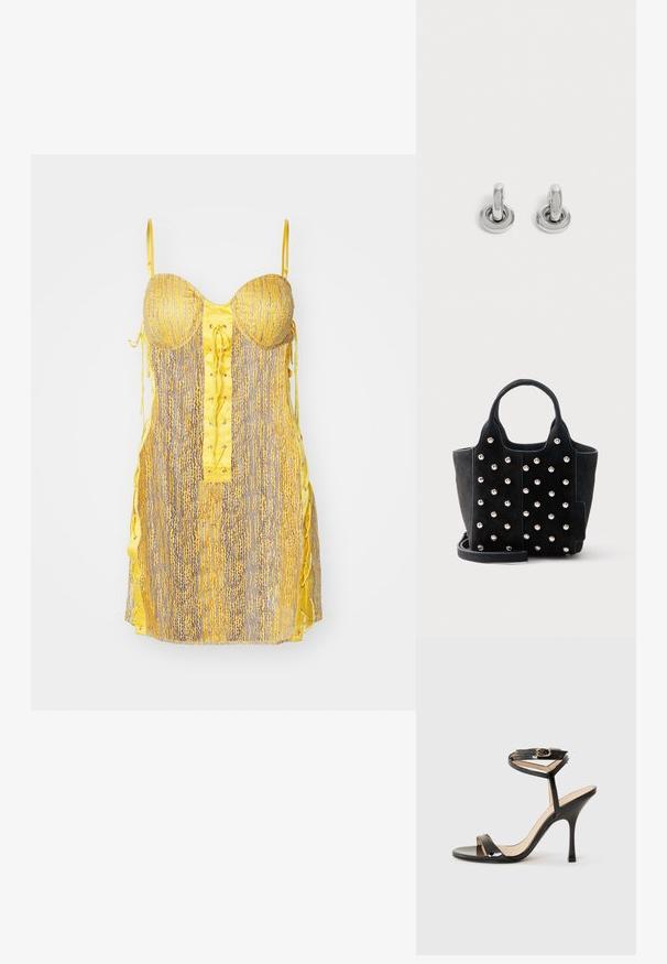 Robe jaune et grise avec un bustier ajusté, un devant à lacets et des liens sur les côtés. Présente un motif texturé et des bretelles fines et ajustables.; Sandale à talons hauts en cuir verni noir avec une fine bride de cheville et une boucle, orteil ouvert et talon aiguille mince sur fond blanc.; Sac à main en daim noir avec des clous ronds argentés, deux poignées courtes et une bandoulière amovible sur fond blanc.; Paire de petites boucles d'oreilles créoles argentées brillantes avec une base ronde, présentées sur un fond clair uni.