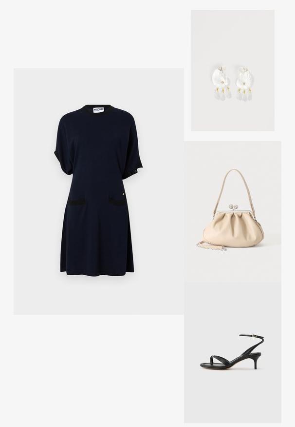 Marineblaues Baumwollkleid mit schwarzen Akzenten, kurzen Ärmeln, zwei Fronttaschen, rundem Ausschnitt und entspanntem Schnitt. Details aus goldenem Metall vorhanden.; Schwarze Ledersandale für Damen mit dünnen Riemchen, einer Zehenlasche, einer Knöchelschnalle und einem mittelhohen Stöckelabsatz vor neutralem Hintergrund.; Beige weiche Lederhandtasche mit silbernem Metallrahmenverschluss, einem Schulterriemen und einem optionalen Kettenriemen auf weißem Hintergrund.; Klare Harz-Ohrringe in Muschelform mit kleinen goldenen Akzenten und drei hängenden durchsichtigen tropfenförmigen Anhängern an jedem Ohrring.