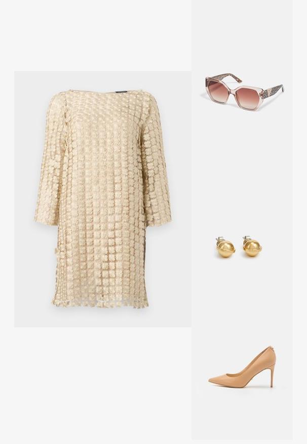 Beige knielange jurk met lange mouwen, met een gestructureerde bloemenapplicatie over een doorschijnende stoflaag.; Beige leren hoge hak pump met een spitse neus, een gladde textuur en een slanke stilettohak, met een subtiele ritssluiting aan de achterkant.; Overmaatse hexagonale zonnebril met een transparant perzikkleurig montuur, bruin gradient glazen en kattenprint tempels voorzien van een metallic logoaccent.; Gouden metalen studoorbellen met een domevorm, voorzien van een zilverkleurige clip achter en een reliëf merknaam detail. Gladde, glanzende oppervlakte.