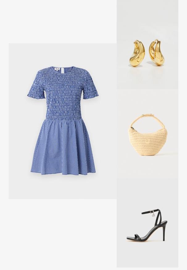 Robe à manches courtes à carreaux bleus et blancs, avec corsage smocké et jupe évasée, dotée d'un col rond et d'une fermeture au dos avec ouverture en forme de goutte.; Sandale à talon haut noire avec une bride étroite à la cheville, bout carré, cuir lisse et accent de boucle métallique.; Sac à main beige tissé avec corps arrondi, fermeture éclair et une sangle courte et épaisse dans un style crochet simple et texturé.; Boucles d'oreilles en or en forme de d'anneaux lisses et courbés avec une finition polie. Équipées d'un mécanisme de fermeture et de légères indentations pour le détail.