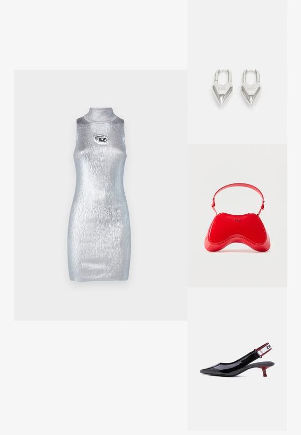 Metallisch silbernes, ärmelloses Minikleid mit hochgeschlossenem Ausschnitt, strukturiertem Finish und einem kreisförmigen Logoakzent auf der Brust. Glattes und figurbetontes Design.; Schwarzer Lacklederslingback-Schuh mit spitzer Kappe, rotem Kitten-Heel und elastischem weißen Riemen mit schwarzem und rotem Rand.; Rote Lackledertasche mit geschwungener, ergonomischer Form, ausgestattet mit einem dünnen, verstellbaren Riemen und einem dezenten Logo-Akzent auf der Vorderseite.; Silberne herzförmige Vorhängeschlösser mit eingravierten "JA"- und "NEIN"-Texten, polierte Oberfläche, symmetrisches Design und einem robusten Metallverschluss.