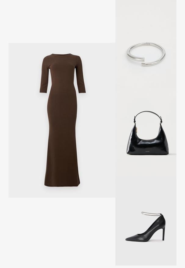 Braunes geripptes Maxikleid mit Dreiviertelärmeln, figurbetonter Silhouette und ausgestelltem Saum. Glatte Textur über das gesamte Kleid.; Schwarze Leder-Pumps mit hohen Absätzen und spitz zulaufender Zehenpartie, ausgestattet mit einem dünnen silbernen Kettenknöchelriemen und einer eleganten, glatten Textur.; Schwarze, glänzende Calvin Klein Handtasche mit goldfarbenem Reißverschluss und kurzem Trageriemen vor schlichtem weißem Hintergrund.; Calvin Klein SPIRAL - Armband - silver-coloured