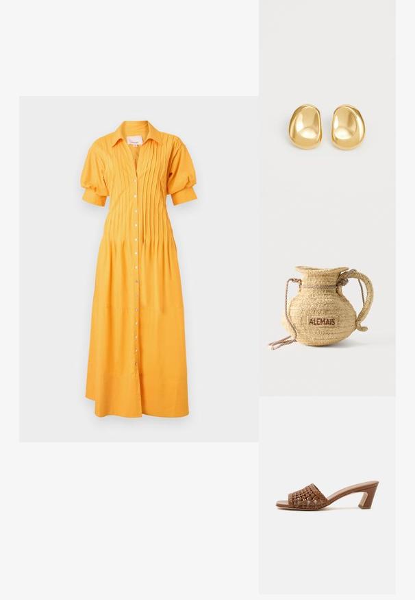 Cinq à Sept MONTY DRESS - Skjortekjole - papaya; Brun flettet mule med åben tå, blokhæl og slip-on design på en ensfarvet hvid baggrund.; Rund flettet stråtaske med håndtag af reb og "ALEMAIS" broderet på siden med brunt garn.; Guldfarvede stud øreringe med en glat, rund form og en reflekterende overflade, der fremhæver et minimalistisk design uden synlige mønstre.