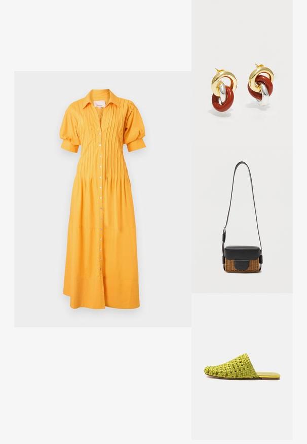 Cinq à Sept MONTY DRESS - Blousejurk - papaya; Groen geweven slip-on mule met platte zool en gesloten puntige neus, ontworpen voor casual gebruik.; Kleine rechthoekige crossbodytas met geweven bruine basis, zwarte leren klep en verstelbare band op witte achtergrond.; Gouden en zilveren metalen oorbellen met ineengestrengelde lussen, waarbij één lus een glanzende rode afwerking heeft en een gepolijste textuur.