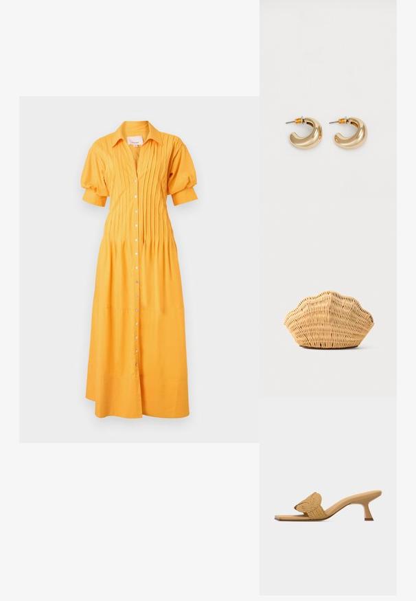 Cinq à Sept MONTY DRESS - Skjortekjole - papaya; Beige mule med åben tå, lav kitten-hæl og en flettet, rund dekorationsrem over fronten.; Vævet rattan håndtaske formet som en kammusling med naturlig lysebrun farve og afrundede, strukturerede kanter.; To skinnende guldøreringe i et buet design med orange accenter nær stikket, sat mod en enkel hvid baggrund.