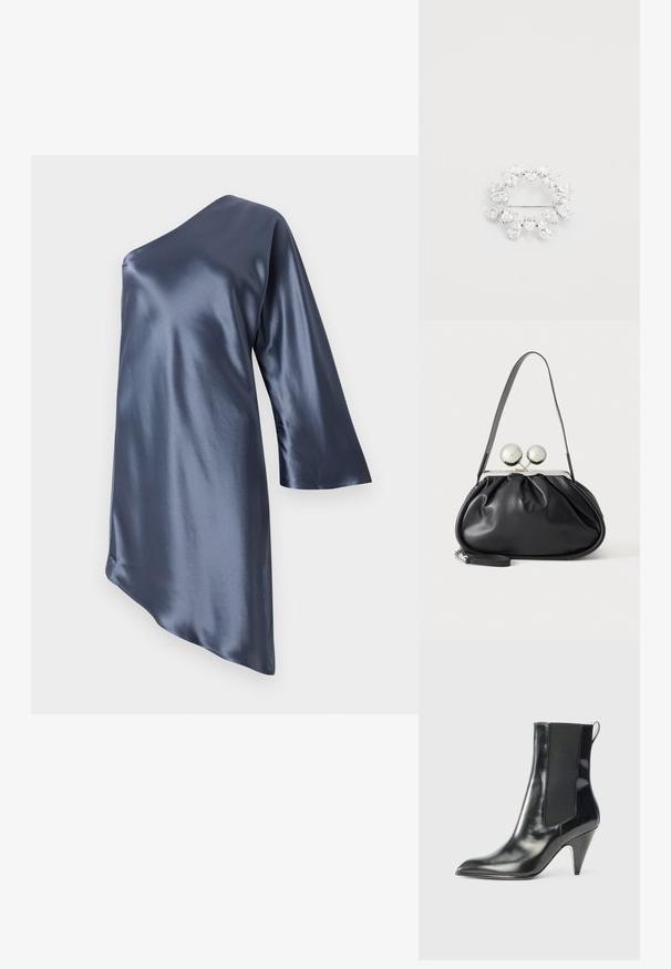Asymmetrisk satin kjole i mørk navy, med én langærmet og en glat, blank tekstur med en skrå nederkant.; Sort, blanklæder ankelstøvle med spids tå, elastisk sidepanel, pull-tab bagpå og en mid-højde konisk hæl.; Sort læderhåndtaske med opsamlet design, en enkelt rem, sølv metalramme og to store runde sølv lukninger.; Cirkulær broche med flere dråbeformede klare krystaller indsat i en sølvfarvet metalbase, med en nålefastgørelse på bagsiden.