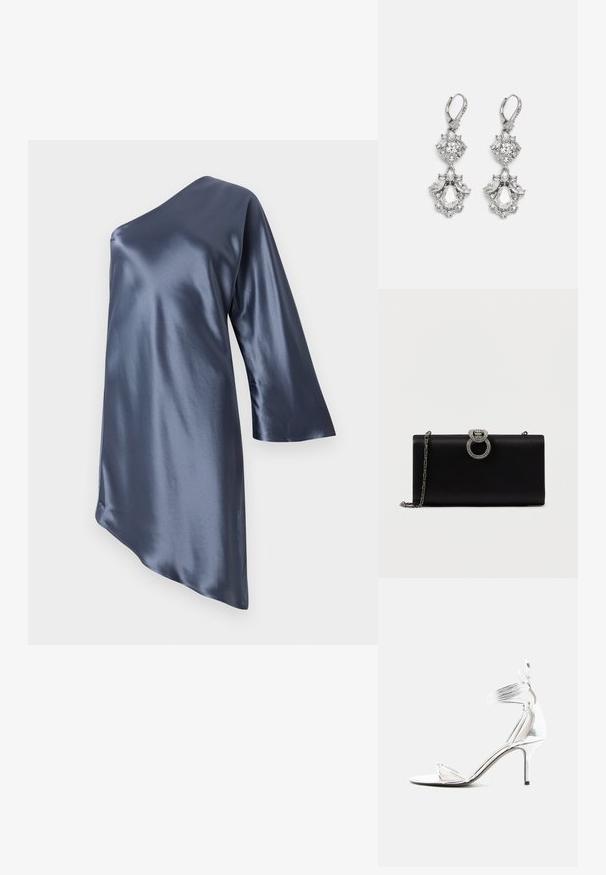 Asymmetrisk satin kjole i mørk navy, med én langærmet og en glat, blank tekstur med en skrå nederkant.; Sølv højhælede sandal med tynde stropper, ankelrem og slank stiletthæl på en ensfarvet hvid baggrund.; Sort satin clutch taske med en sølvfarvet, cirkulær lukning prydet med rhinsten, har en aftagelig kædedesign.; Sølvfarvede øreringe med flere klare krystalgemstones i dråbe- og marquiseformer, med låse med bøjlestik og detaljeret udsmykning.