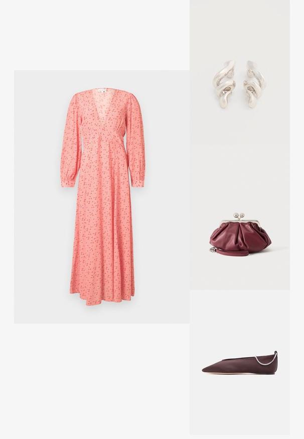 Robe longue à manches longues rose avec un petit imprimé floral rouge et blanc, encolure en V, taille cintrée et poignets boutonnés.; Chaussure plate marron foncé à bout pointu avec un petit talon et un détail chaîne en strass argentée à l'arrière.; Petite pochette en cuir bordeaux avec fermoir en métal argenté et bracelet pour poignet sur fond blanc.; Boucles d'oreilles clips en métal argenté torsadé avec une finition lisse et brillante, présentant un design moderne et abstrait en spirale.