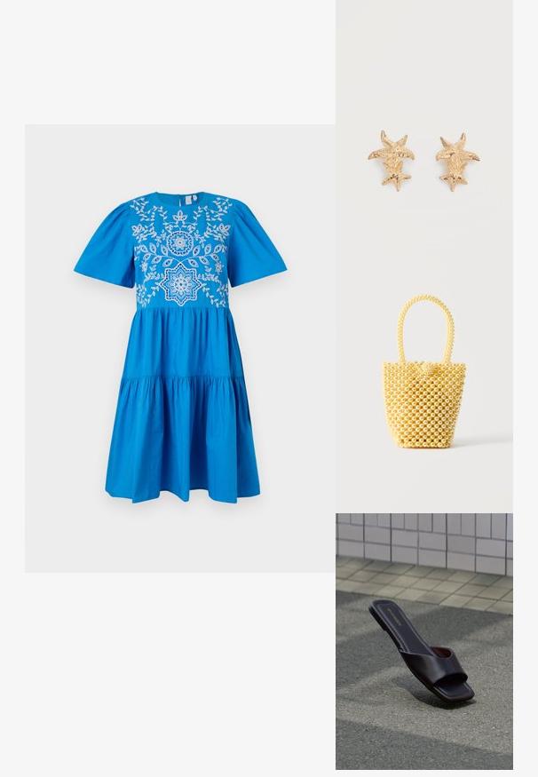 Blå bomulds kjole med korte puffærmer, en broderet overdels med blomster mønstre, en rund halsudskæring og en lagdelt skirt.; Mørkebrun sandal med åben tå, firkantet tå og bred rem, hvilende på grå asfalt nær flisebelagt fortov.; Lille skuldertaske i spandstil lavet af skinnende cremefarvede perler med en håndtagsløkke af perler og dekorativ perleknaplukning.; Øreringe i guldfarve med to teksturerede søstjerneformer, en større og en mindre på hver ørering, mod en hvid baggrund.