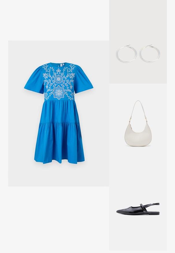 Blå bomulds kjole med korte puffærmer, en broderet overdels med blomster mønstre, en rund halsudskæring og en lagdelt skirt.; Sort spids slingback-flad sko med tynd strop over toppen og tekstureret lædermønster.; Cremefarvet læder skuldertaske med en halvmåneform, tynd rem og diskrete syninger. Minimalistisk design med hardware-accenter i guldton.; Par skinnende sølvøreringe med tynde trådlåse, vist på en lys grå baggrund.