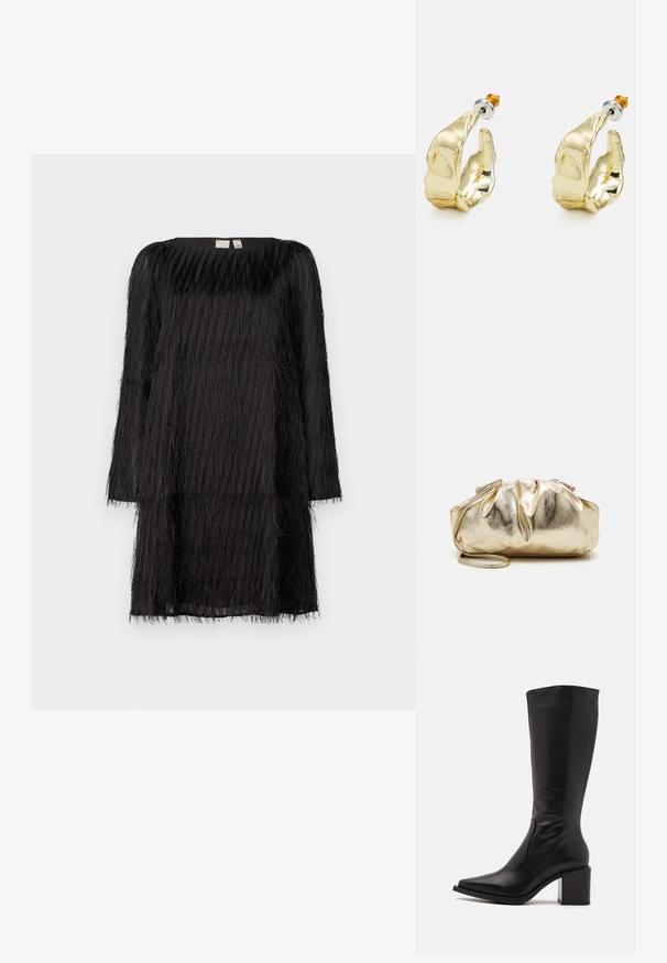 Zwarte jurk met een gestructureerd, franjes ontwerp, lange mouwen en een ronde halslijn. De stof lijkt doorschijnend met een vloeiende silhouet.; Zign by Zalando LEATHER - Laarzen - black; Gouden metallic clutchtas met een gekreukte textuur, zachte ronde vorm en een afneembare kettingriem. Kenmerkt zich door een geplooide afwerking aan de bovenkant.; Goudkleurige oorbellen in de vorm van abstracte handen, met een glanzend oppervlak, ingewikkelde details en een zilver- en goudkleurige post voor een veilige bevestiging.