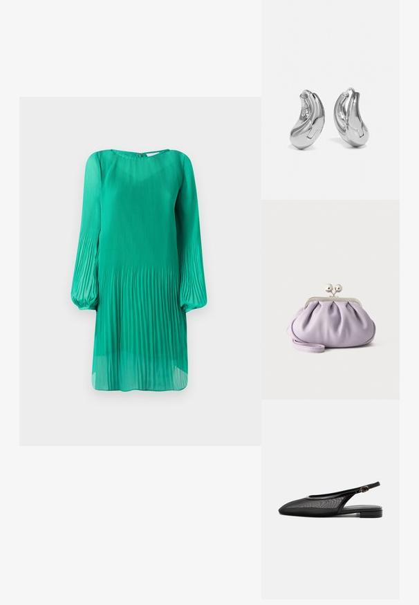 Groene geplisseerde jurk met lange ballonmouwen en een ronde halslijn. De stof is lichtgewicht en doorzichtig, met een vloeiende silhouet.; Zwarte slingback platte schoen met puntige neus, mesh bovenwerk, verstelbare gespsluiting en lage gestapelde hak op witte achtergrond.; Zachte lavendelkleurige clutch met geplooide stof, zilveren kiss-lock sluiting en bijpassend polsbandje op een effen lichte achtergrond.; Zilveren oorringen met een gebogen, glanzende afwerking en een naadloos ontwerp. Voorzien van een scharnier slot voor veilige draagbaarheid.