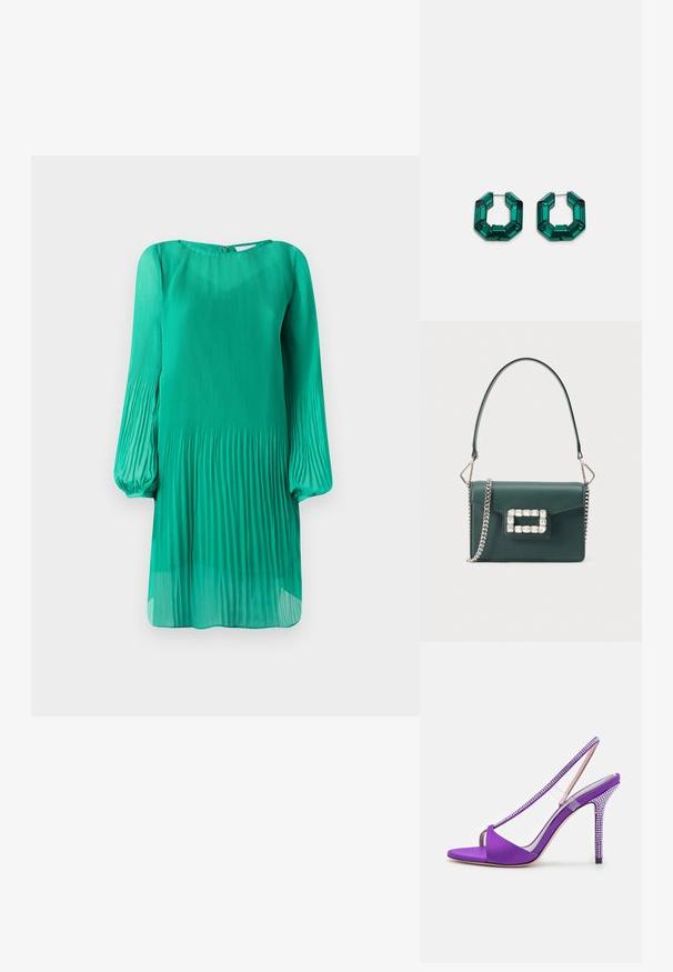 Grünes, plissiertes Kleid mit langen Ballonärmeln und Rundhalsausschnitt. Der Stoff ist leicht und durchsichtig, mit einer fließenden Silhouette.; GEDEBE BELMA - Riemensandalette - purple; Dunkelgrüne rechteckige Handtasche mit einem einzelnen oberen Griff, silberner Kettenriemen und rechteckiger Strassstein-Schnalle auf der Vorderklappe.; Grüne, akrylierte Creolen in oktagonaler Form mit facettierten Kanten, ausgestattet mit einem metallischen Verschluss zur Sicherung.