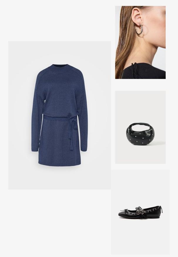 Vestido de punto azul marino con mangas largas, cuello redondo y cintura ceñida con cinturón. Presenta puños y dobladillo acanalados para añadir textura.; Zapato de ballet plano negro con correas de doble hebilla, ojales plateados y un pequeño lazo cerca de la puntera redondeada sobre un fondo blanco.; Bolso de mano de cuero negro con forma redondeada, decorado con detalles de tachuelas plateadas y un asa corta. Textura lisa y cierre con cremallera.; Pendiente de aro de plata con un acabado pulido, que presenta pequeños detalles en dorado y una forma redonda, llevado en el lóbulo.