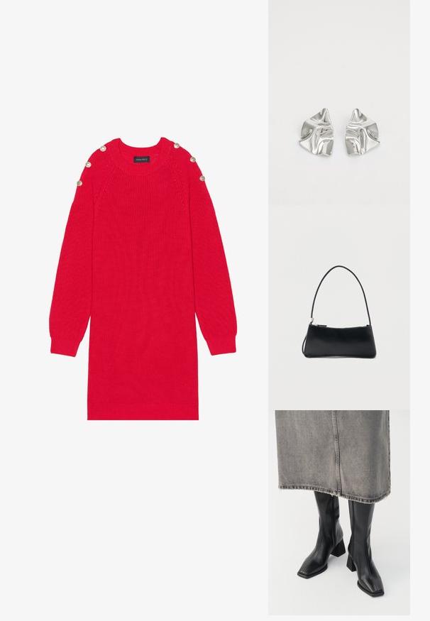 Robe en tricot rouge avec des manches longues, des poignets côtelés et des boutons aux épaules. Elle possède un col rond et une coupe décontractée.; Bottes noires montantes en cuir lisse avec un bout carré et un talon bloc. Portées avec une jupe en denim grise à l'ourlet effiloché.; Sac à main rectangulaire noir avec une fine bandoulière et fermeture éclair, présenté sur un fond blanc uni.; Boucles d'oreilles en métal argenté avec un design ondulé et sculptural, présentant une finition polie et des formes irrégulières, mettant en valeur une esthétique contemporaine.