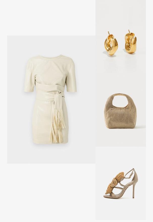 Vestido de cuero crema con mangas cortas, un corsé ajustado y un cinturón atado con detalle de flecos. Textura suave y diseño minimalista.; Sandalia de tacón stiletto beige con un acento de paja trenzada en la parte delantera, diseño de tiras y parte trasera cerrada. Parte superior y suela de cuero suave.; Bolso pequeño de tono dorado cubierto de tachuelas redondas brillantes con un asa corta y un recorte rectangular en la parte superior.; Pendientes de aro grueso en oro con un diseño tubular ligeramente retorcido y cierre de presión, sobre un fondo blanco.